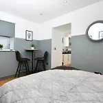 Modern Studio Apartment In Leeds City Centre